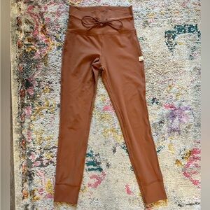 EVERYTHING $20: Vuori daily leggings in light penny